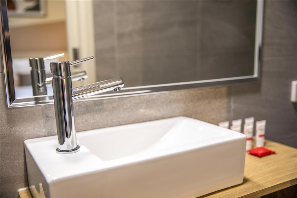 NIGHTCAP AT MANHATTAN HOTEL-guestroom-Guest Room,Bathroom,On-Site.jpg