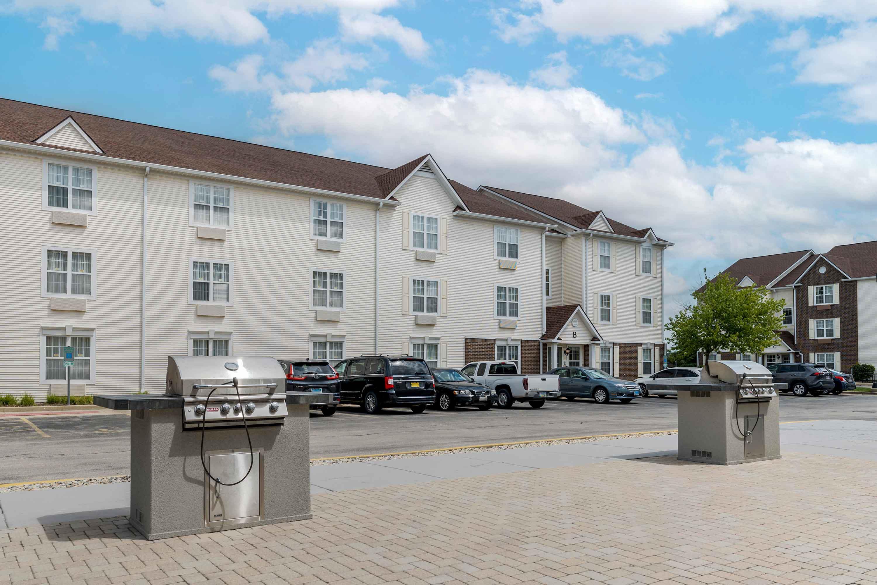 Picnic Area | Extended Stay America Suites Chicago Elgin West Dundee