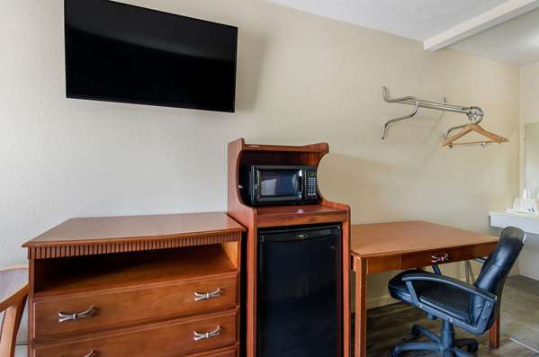  - Rodeway Inn Church Hill