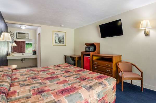  - Rodeway Inn Church Hill