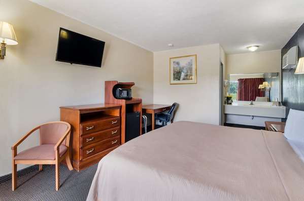  - Rodeway Inn Church Hill