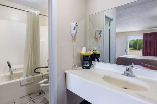  - Rodeway Inn Church Hill