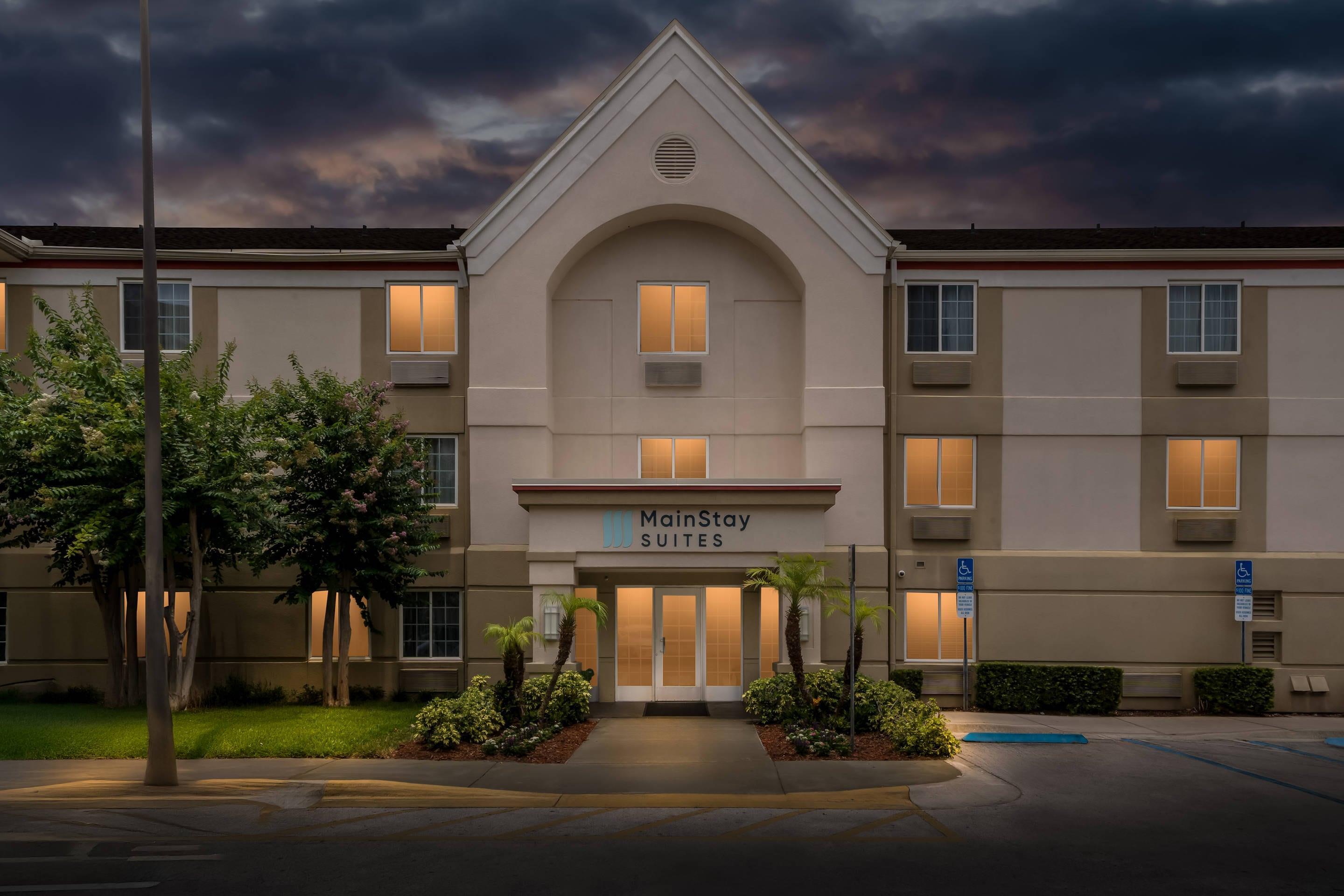 Hotel at night | MainStay Suites Orlando Altamonte Springs