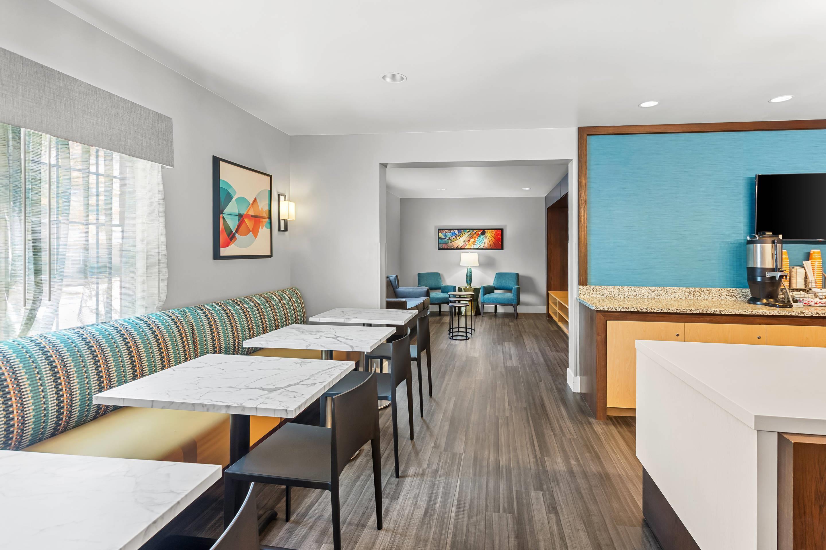 Enjoy breakfast in this seating area | MainStay Suites Chicago Hoffman Estates