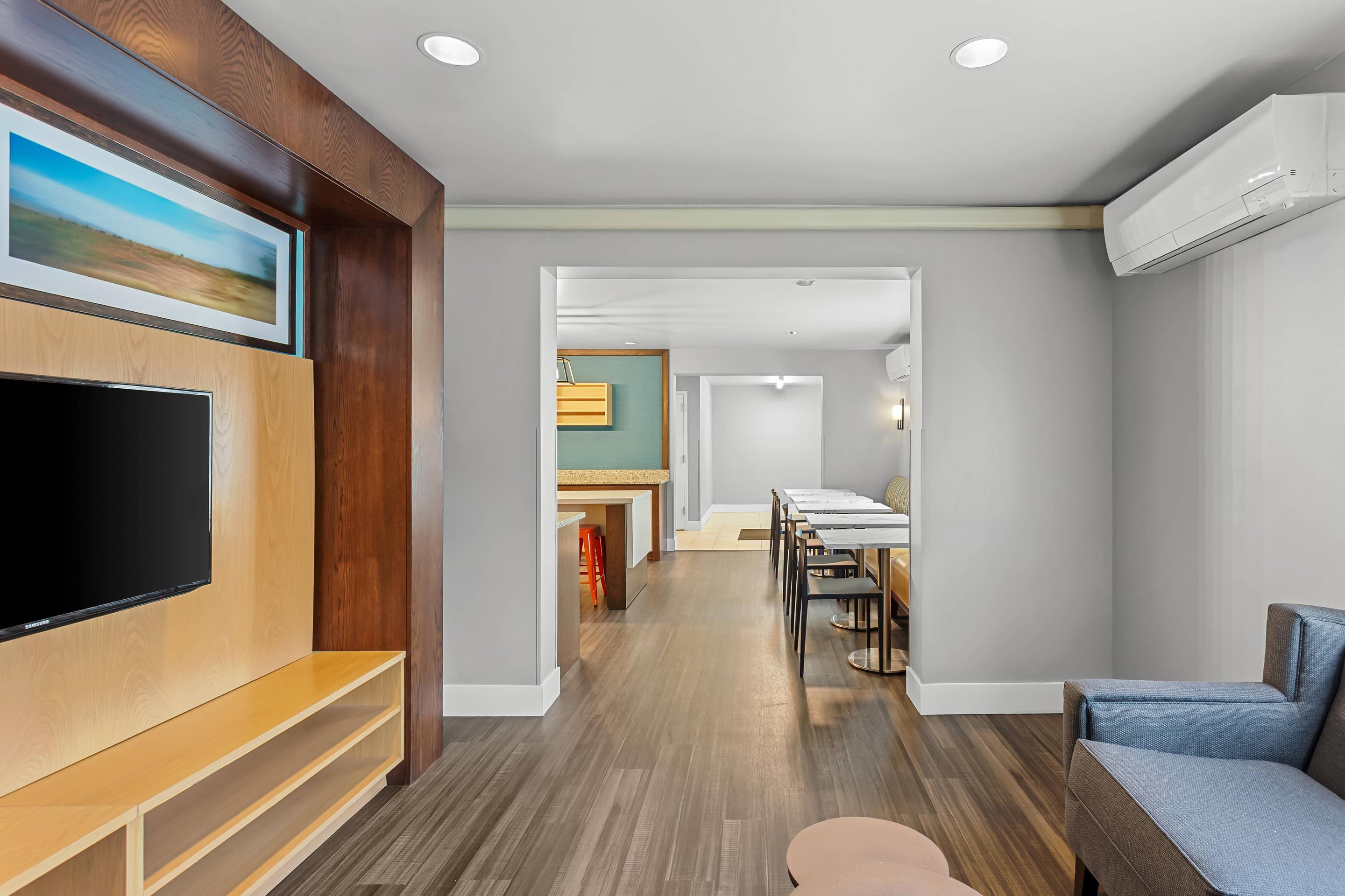 Breakfast area | MainStay Suites Chicago Hoffman Estates