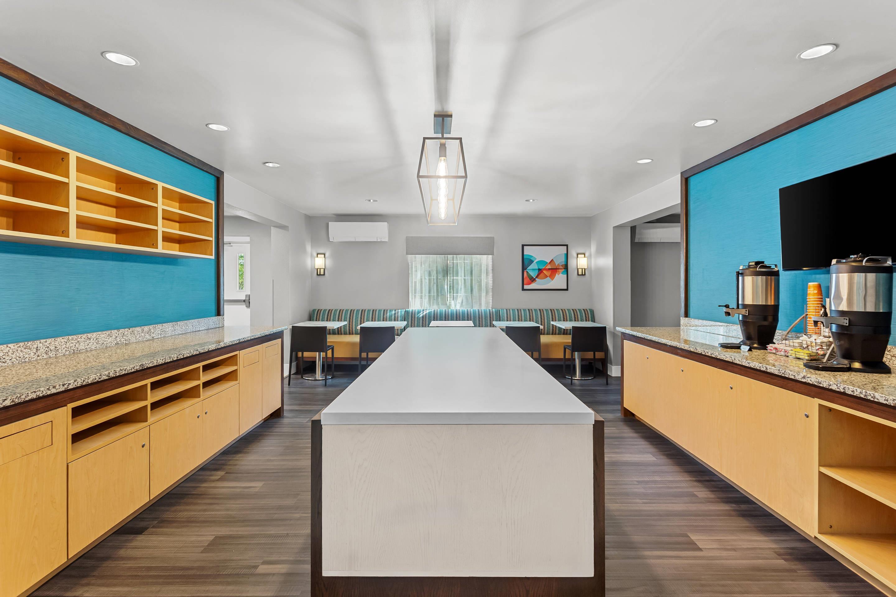 Breakfast area | MainStay Suites Chicago Hoffman Estates