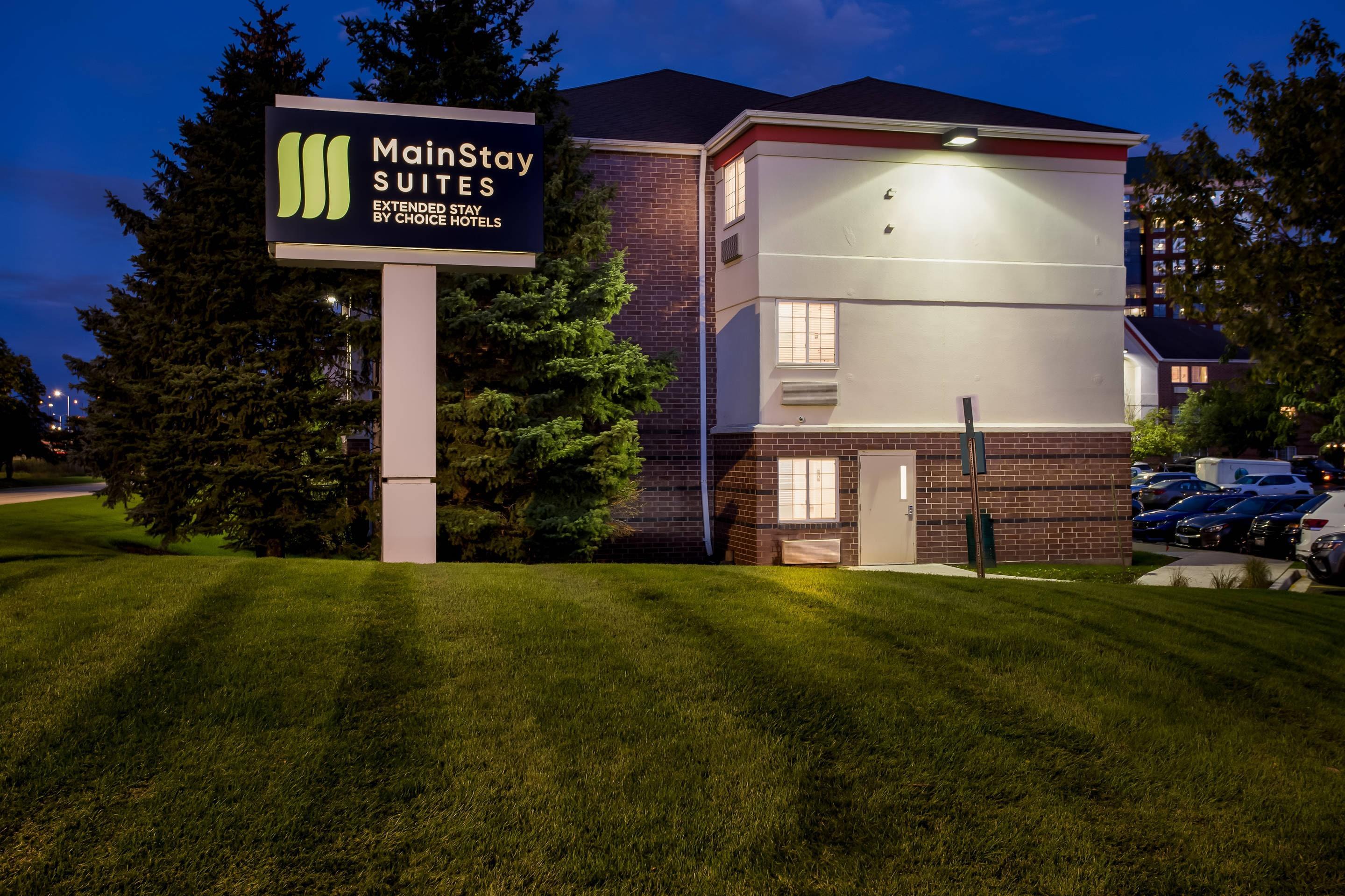 Hotel at night | MainStay Suites Chicago Hoffman Estates