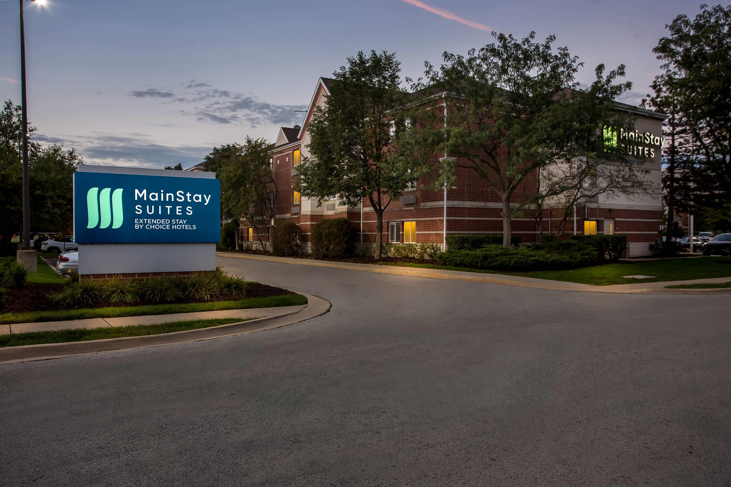 Hotel at night | MainStay Suites Chicago Schaumburg