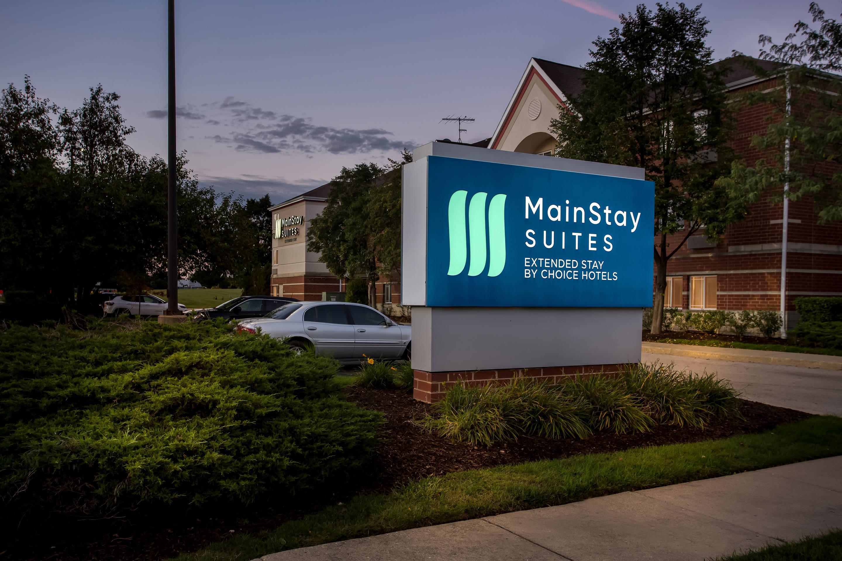 Hotel at night | MainStay Suites Chicago Schaumburg