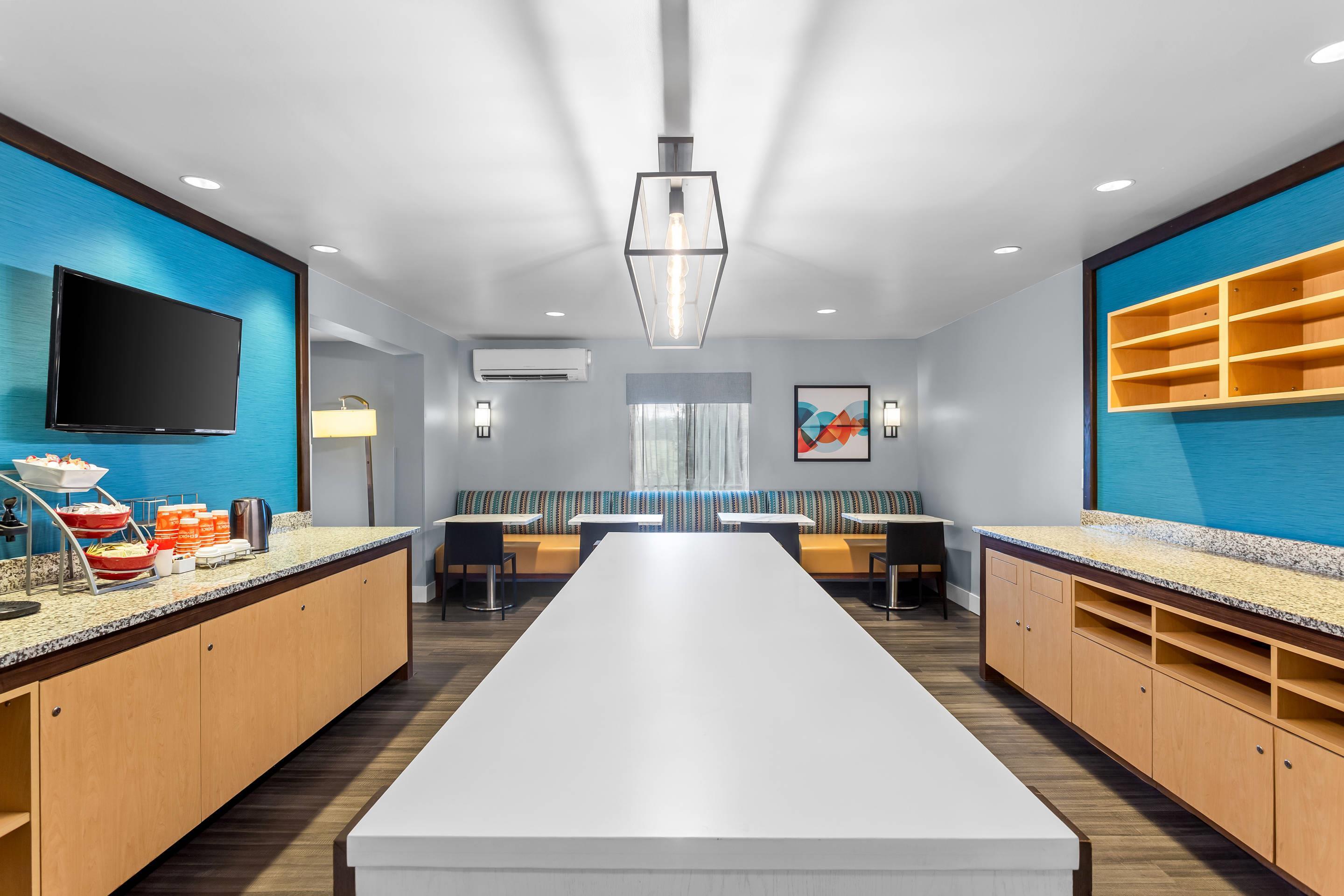 Breakfast area | MainStay Suites Chicago Schaumburg