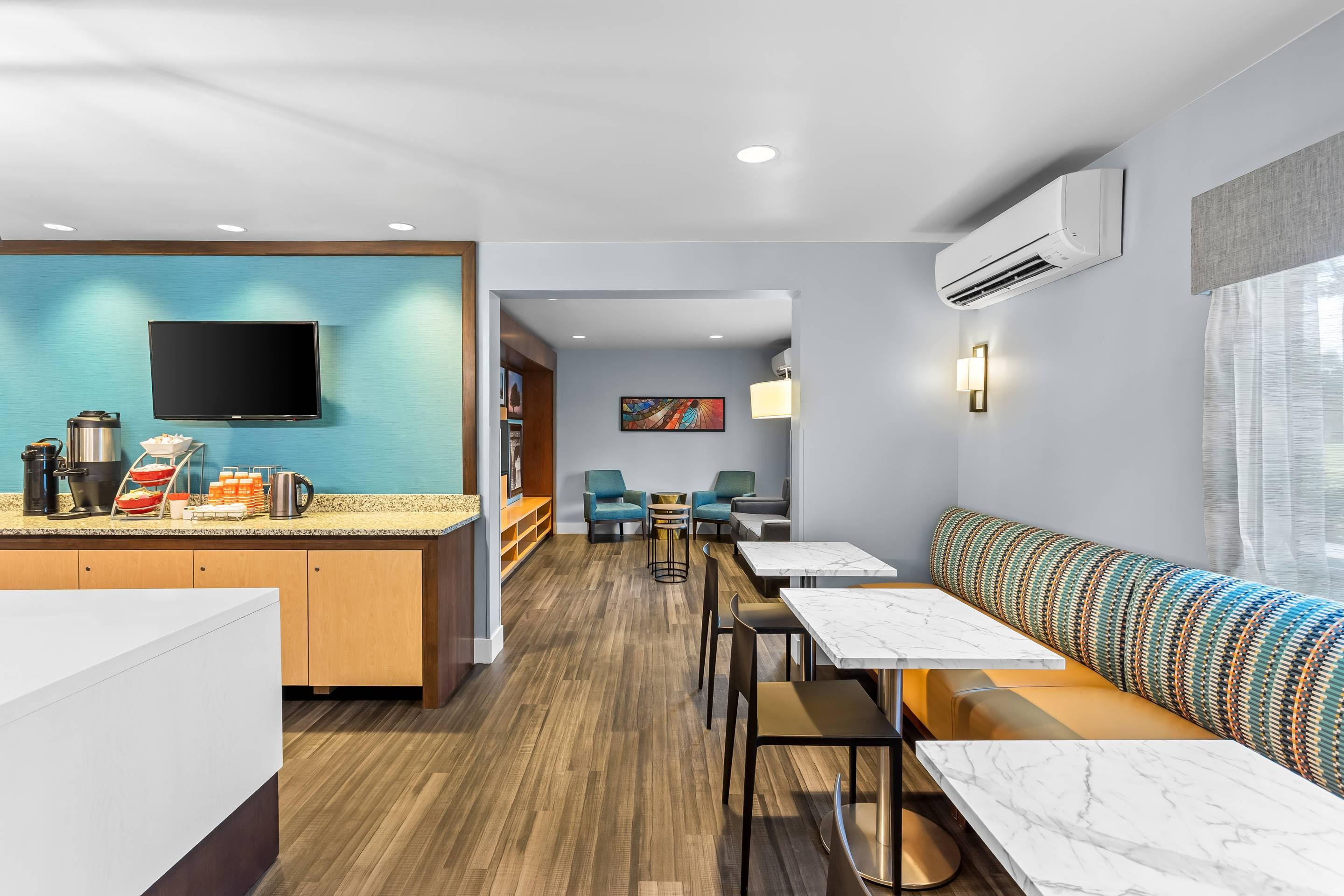 Breakfast area | MainStay Suites Chicago Schaumburg