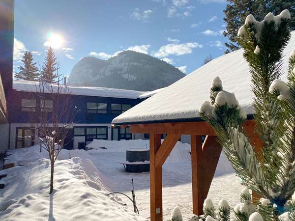 Exterior view - Dorothy Motel Banff