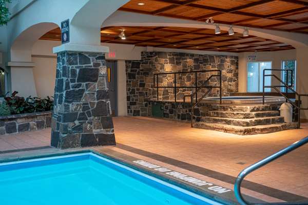 Pool - Rundlestone Lodge Banff