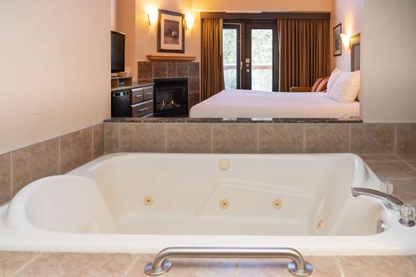 Suite - Rundlestone Lodge Banff