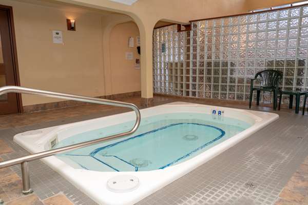 Pool - Irwin's Mountain Inn Banff