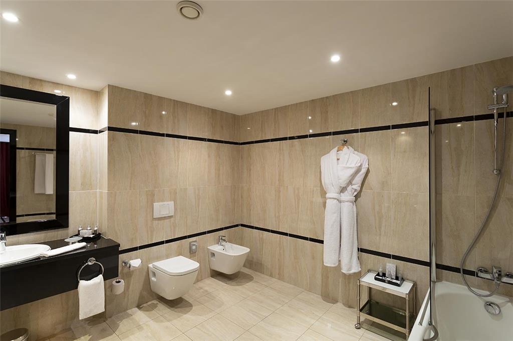 CONCORDE PARIS-guestroom-Guest Room,Bathroom,On-Site.jpg