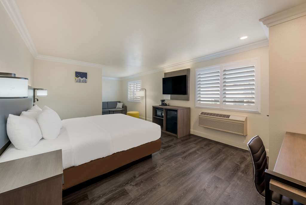 COMFORT INN GILROY-guestroom-Guest Room,Suite,On-Site.jpg