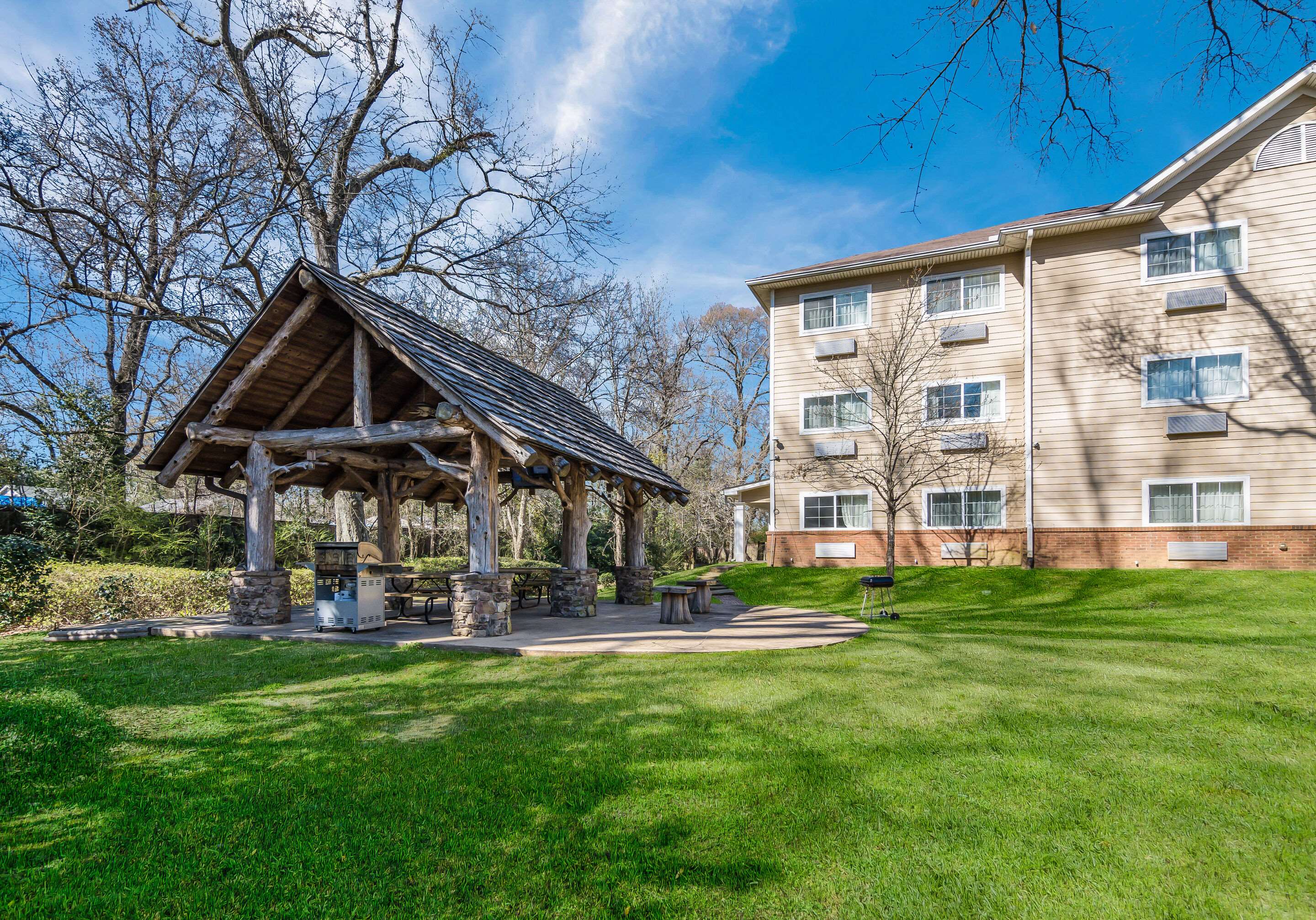 Barbecue area | MainStay Suites Columbus next to Fort Moore