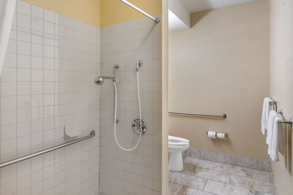 QUALITY INN OVERLAND PARK KANSAS CI-guestroom-Guest Room,Bathroom,On-Site.jpg
