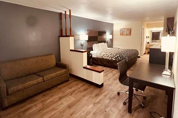 Suite - Econo Lodge Downtown San Antonio - I-10 & I-35, Exit 155B