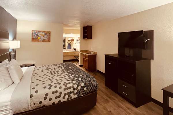 Suite - Econo Lodge Downtown San Antonio - I-10 & I-35, Exit 155B