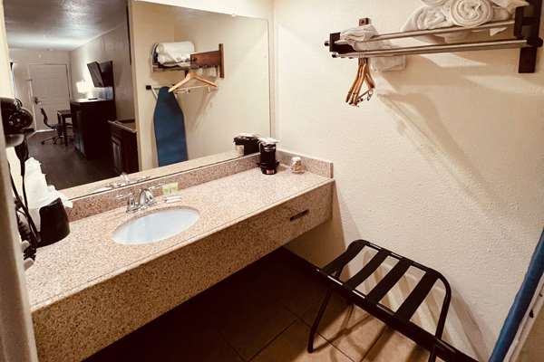  - Econo Lodge Downtown San Antonio - I-10 & I-35, Exit 155B