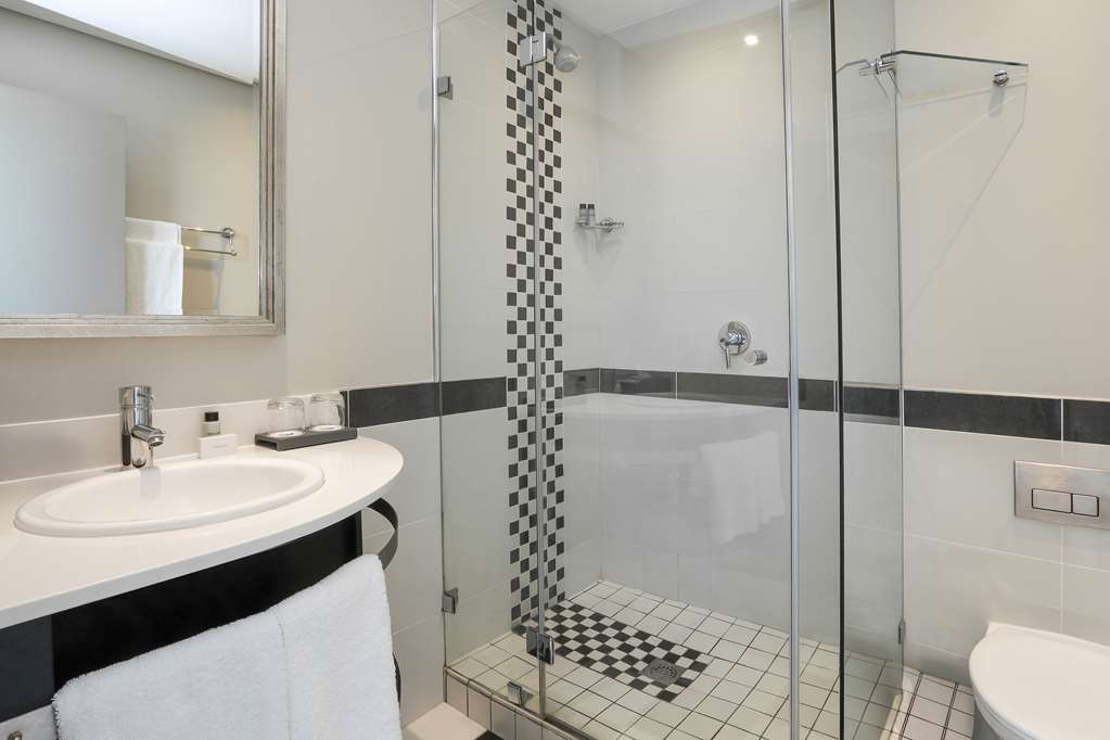 SOUTHERN SUN THE MARINE-guestroom-Guest Room,Bathroom,On-Site.jpg