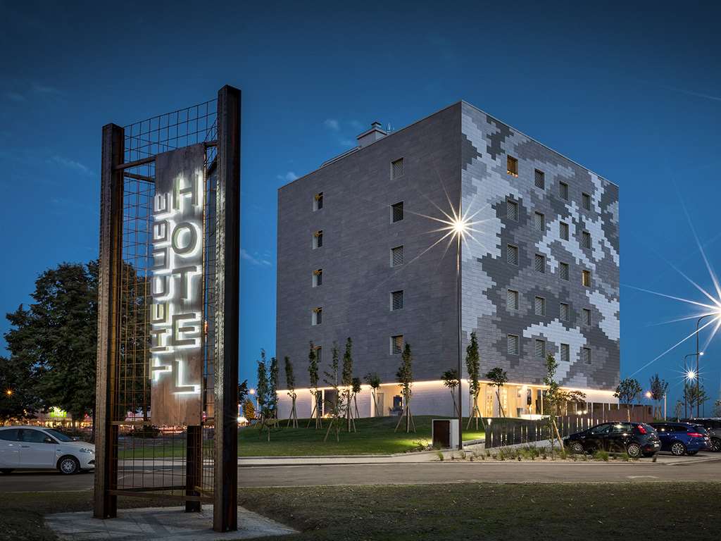 Hotel The Cube