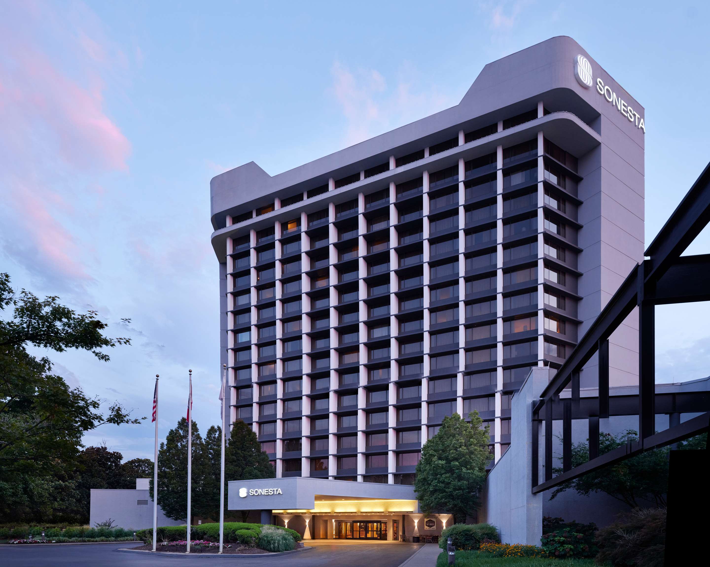 HR NashvilleAirport Exterior Dusk | Sonesta Nashville Airport