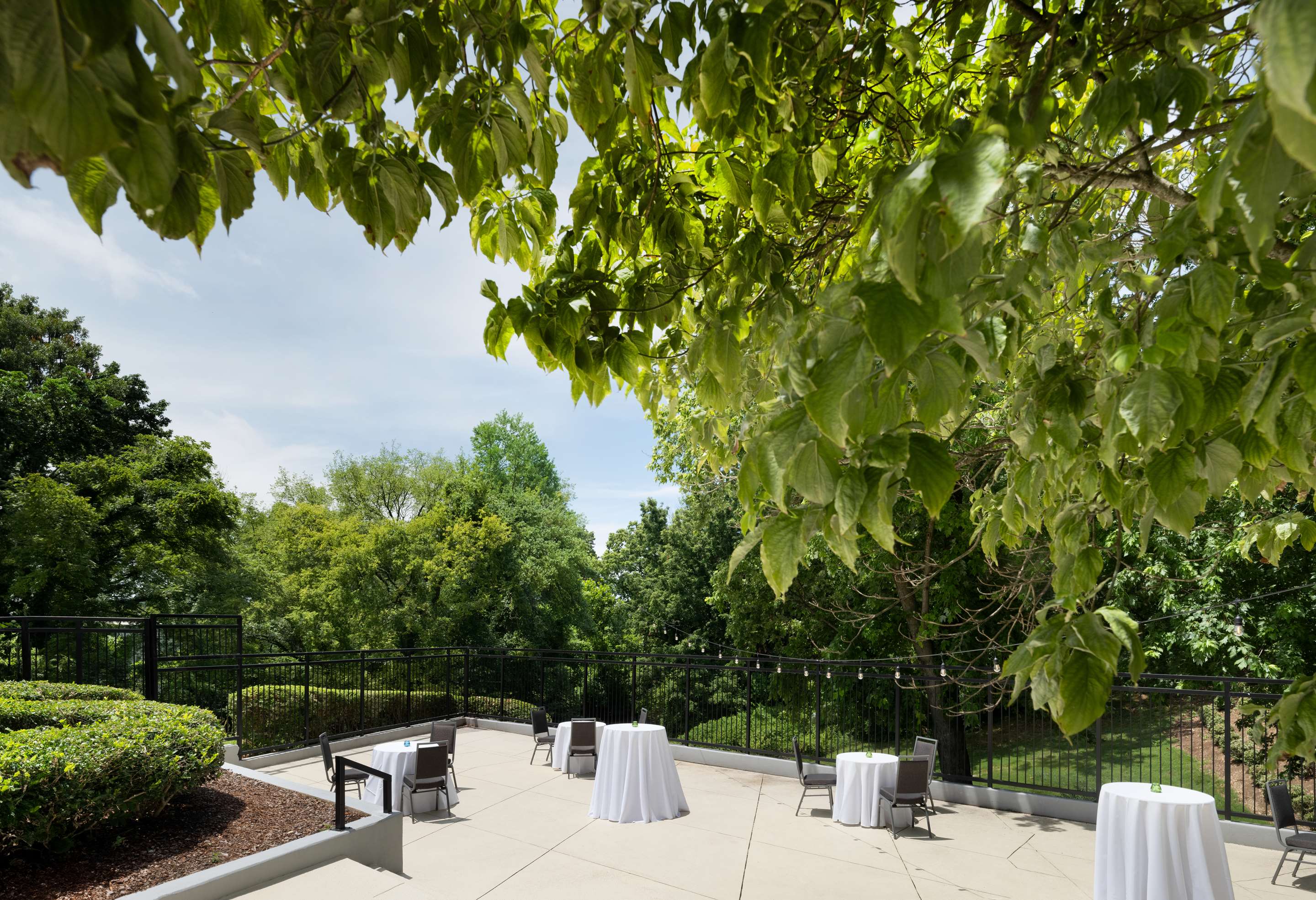 SHR NashvilleAirport Meetings OutdoorReception | Sonesta Nashville Airport