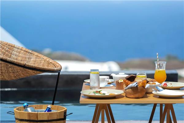 EXECUTIVE SUITE WITH INFINITY POOL