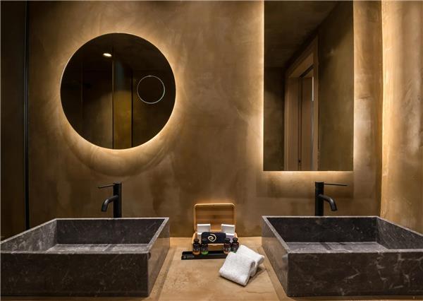 EXECUTIVE SUITE WITH INFINITY POOL