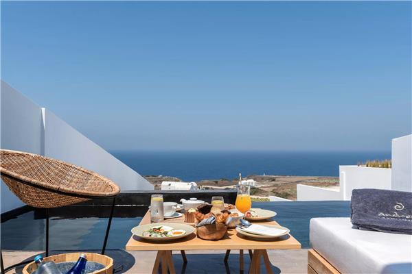 EXECUTIVE SUITE WITH INFINITY POOL