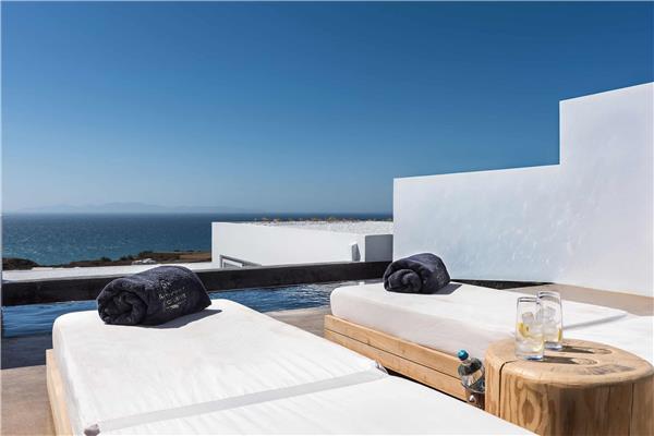 FAMILY SUITE WITH INFINITY POOL