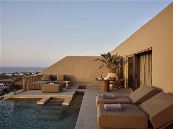 OASIS SUITE WITH INFINITY POOL