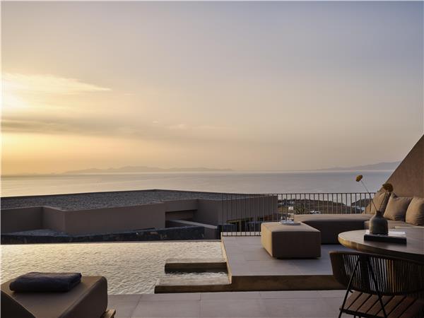 OASIS SUITE WITH INFINITY POOL