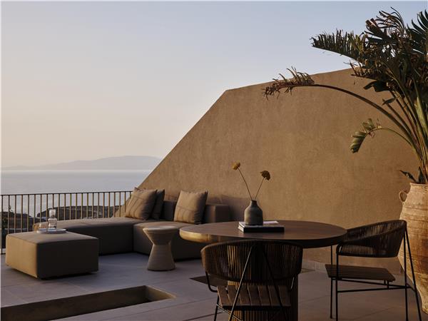 OASIS SUITE WITH INFINITY POOL