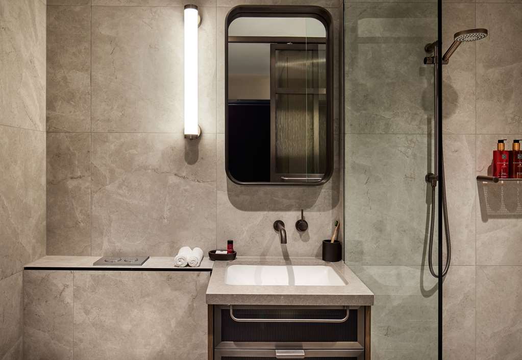 Aiden by Best Western Darling Harbour-guestroom-Guest Room,Bathroom,On-Site.jpg