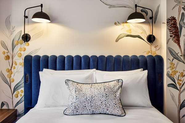 1 Queen Bed, Non-Smoking, Street View, Espresso Machine, Wi-Fi, Free Mineral Water