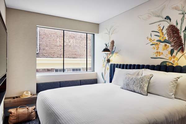 1 Queen Bed, Non-Smoking, Street View, Espresso Machine, Wi-Fi, Free Mineral Water