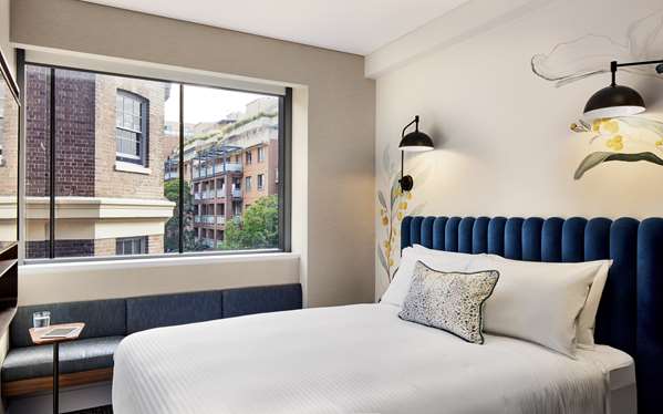 1 Queen Bed, Non-Smoking, Street View, Espresso Machine, Wi-Fi, Free Mineral Water