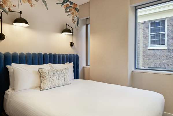 1 Queen Bed, Non-Smoking, Street View, Espresso Machine, Wi-Fi, Free Mineral Water