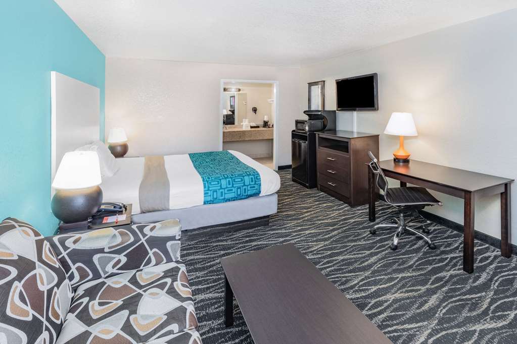 Howard Johnson by Wyndham Houston Hobby Airport - Tap to explore photos