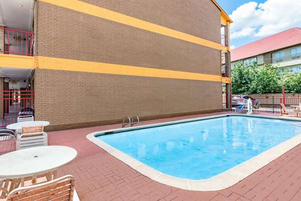 Pool - Howard Johnson Hotel Houston - I-45, Exit 36