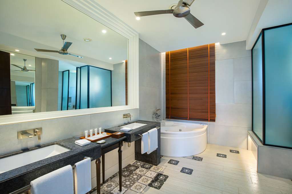 RADISSON RESORT PONDICHERRY BAY-guestroom-Guest Room,Bathroom,On-Site.jpg