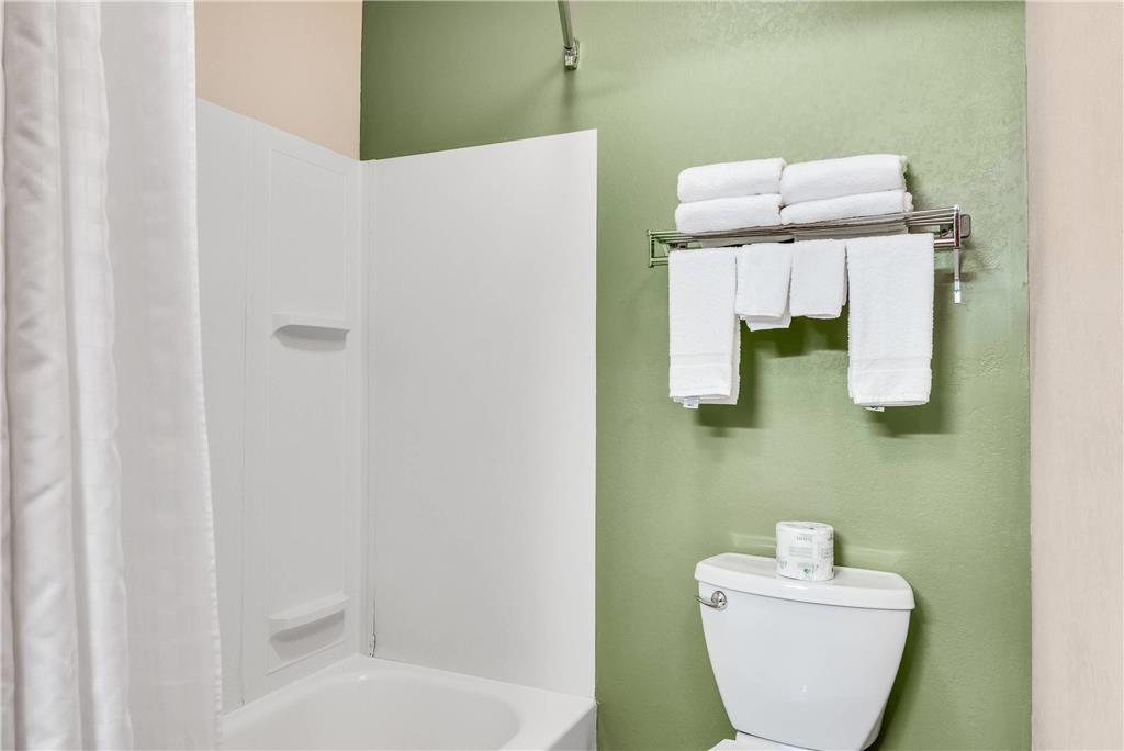 SLEEP INN AND SUITES GETTYSBURG-guestroom-Guest Room,Bathroom,On-Site.jpg