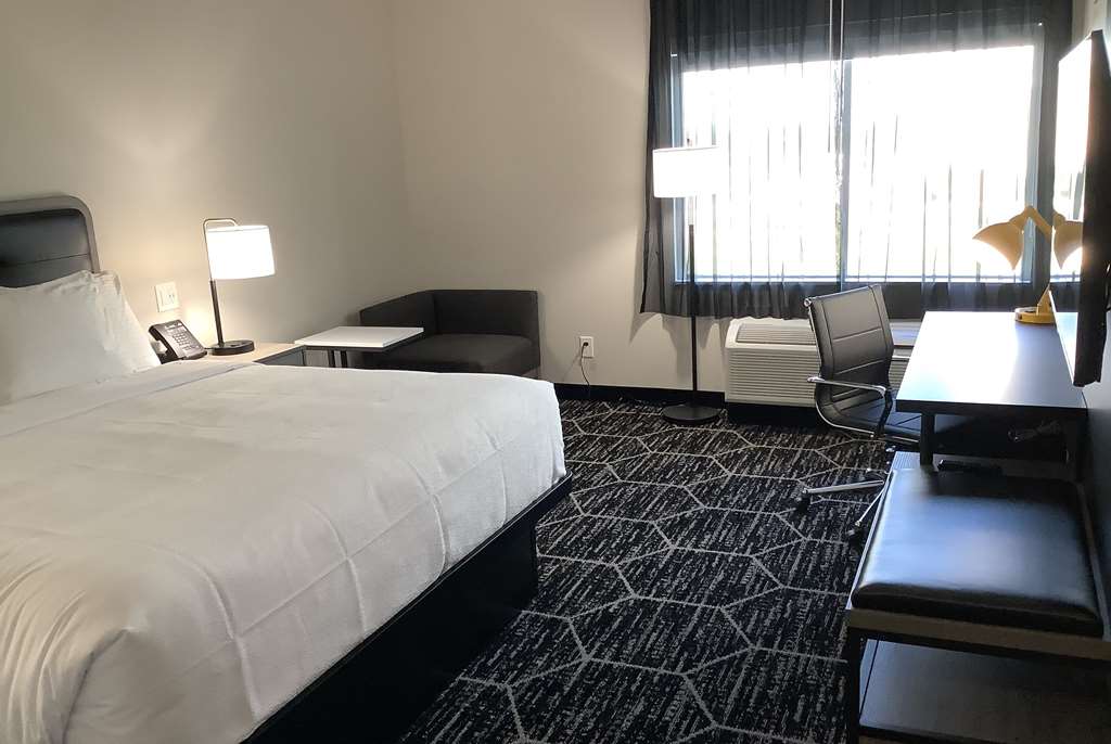 LA QUINTA INN & SUITES BY WYNDHAM C-guestroom-Guest Room,On-Site.jpg