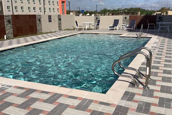 Pool - La Quinta Inn & Suites Corpus Christi