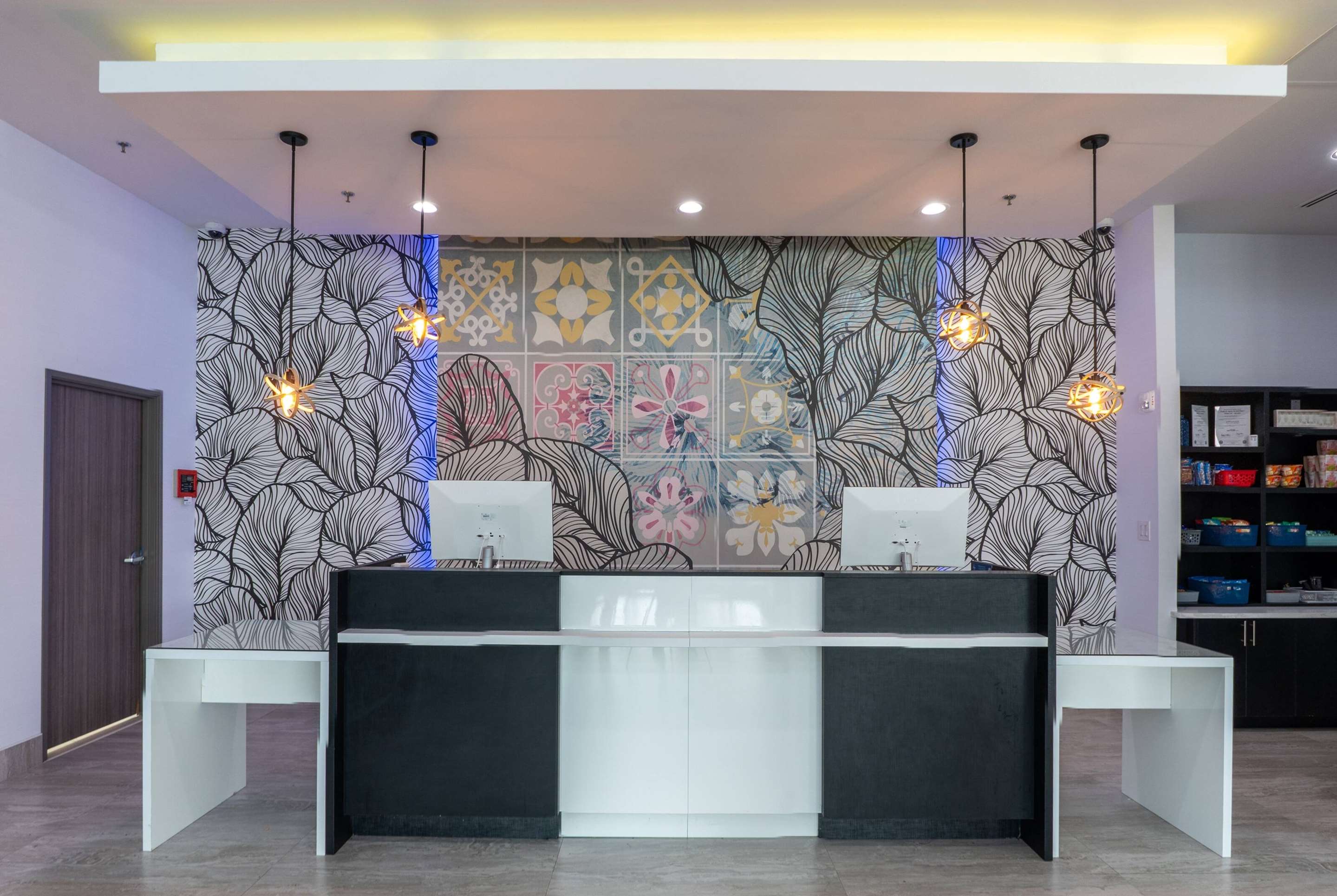 Lobby | La Quinta Inn & Suites by Wyndham Corpus Christi Southeast