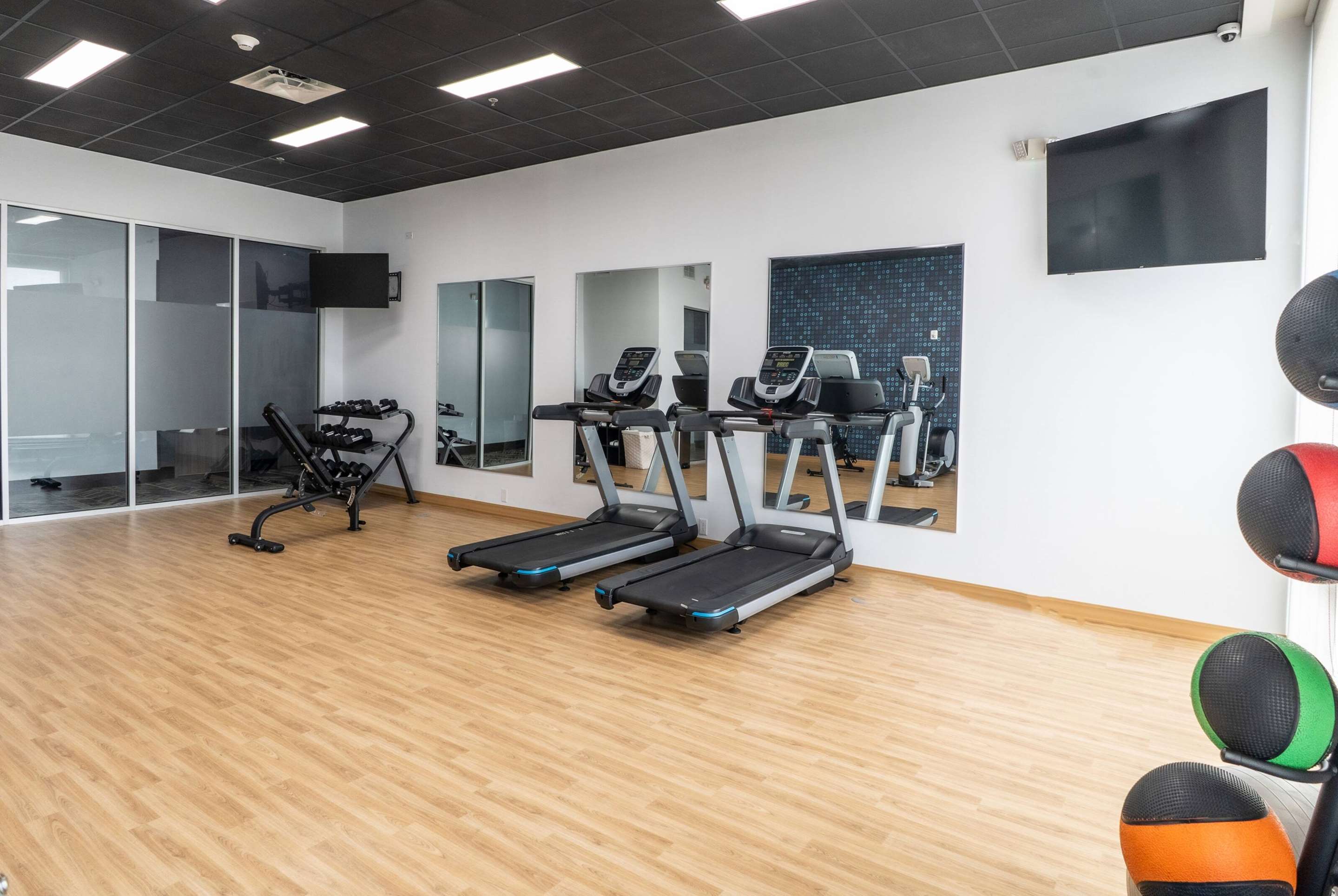 Health club fitness center gym | La Quinta Inn & Suites by Wyndham Corpus Christi Southeast
